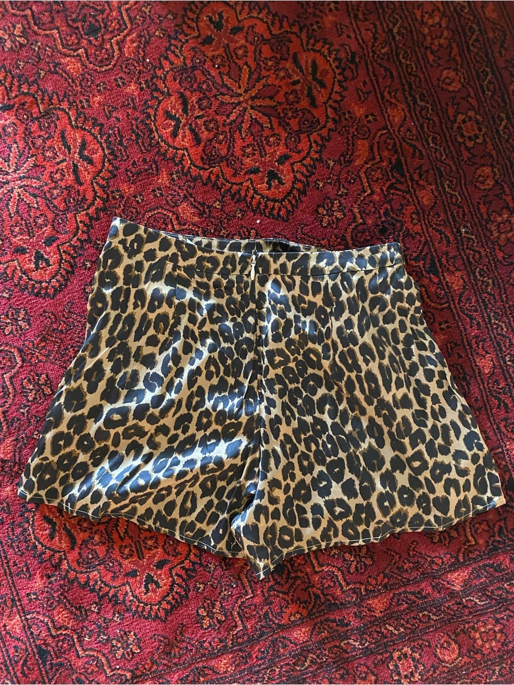 Reformation Chloe 100% silk short in Leo, 2 - Picture 2 of 5